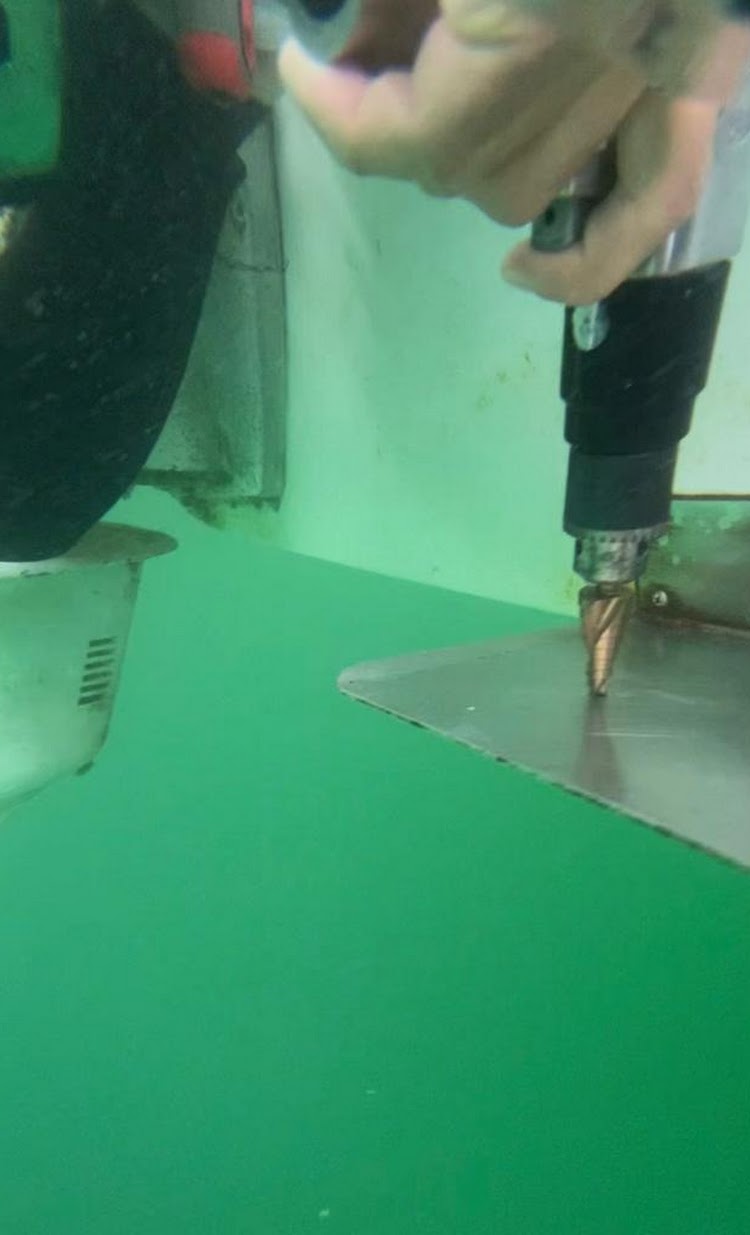 Underwater maintenance around a boat propeller