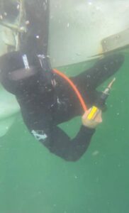 cleaning hull diving