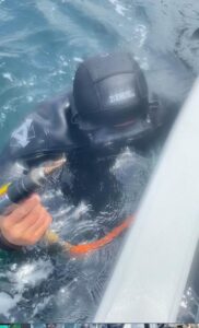 cleaning hull diving
